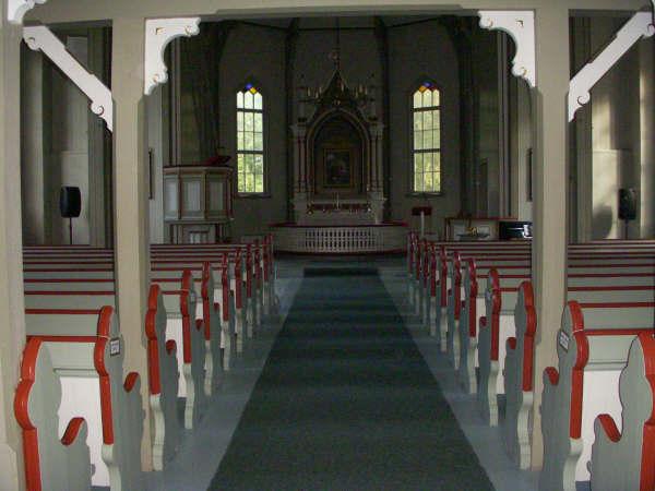 Åmli kyrkje innvendig – Midtgang og alter