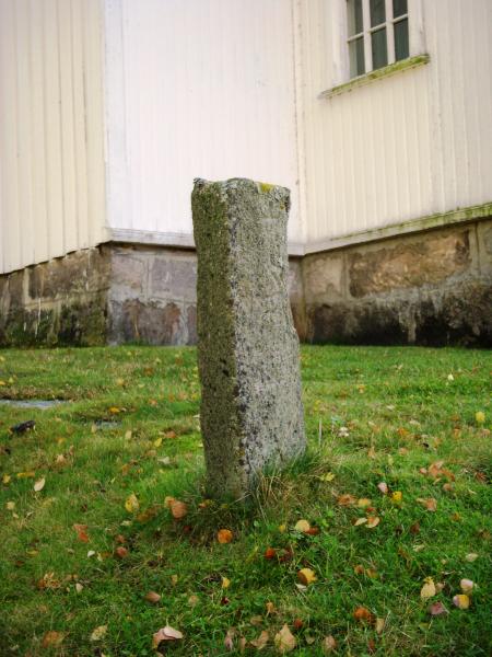 Gjøvdal kyrkje - Runestein på Gjøvdal kyrkjegard